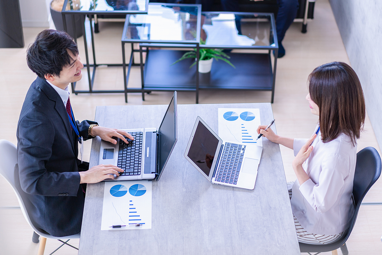 PC上で情報共有しているイメージ