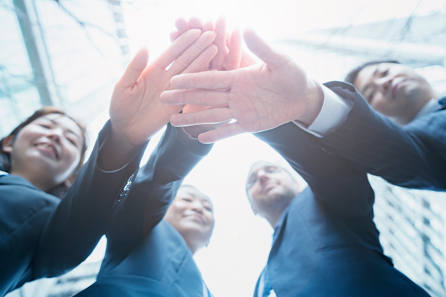 社員が協力しているイメージ